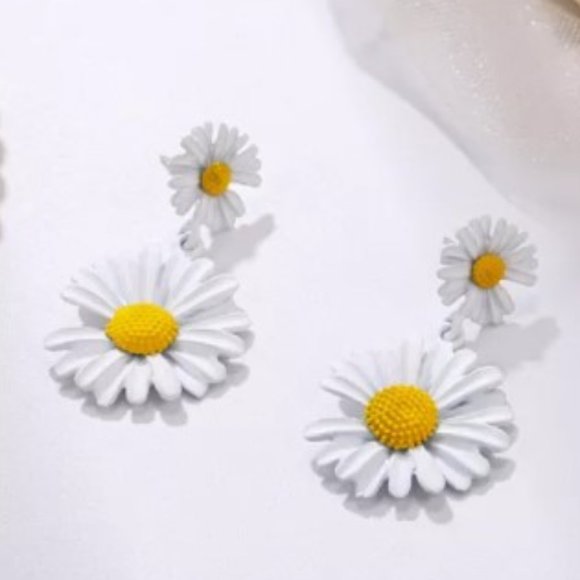 Daisy White and Yellow Earrings - Picture 1 of 3